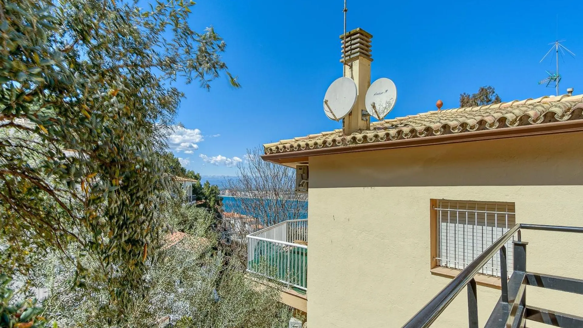Apartment With View Roses