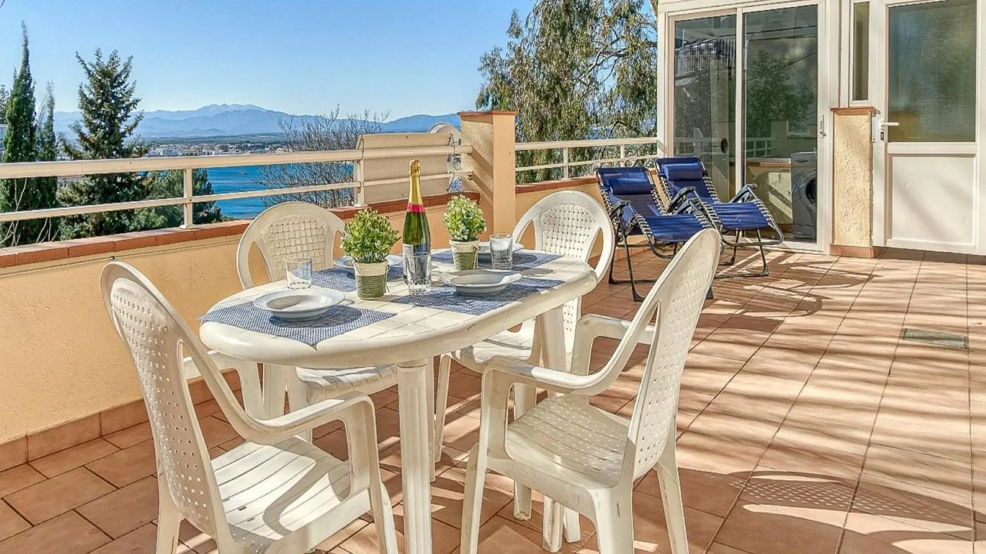 Apartment With View Roses Spanje
